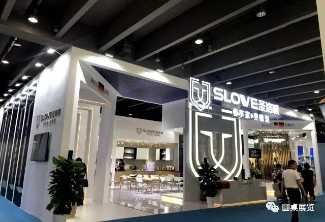 如何利用裝飾品使展臺更引人注目？