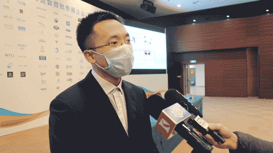 進口博覽局招商處處長王宏偉接受采訪.gif 進口博覽局招商處處長王宏偉接受采訪.gif