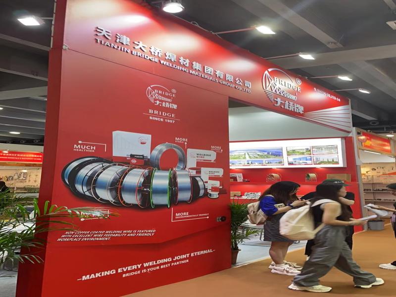 天津大橋焊材集團(tuán)的第135屆獲獎(jiǎng)廣交會(huì)展位設(shè)計(jì)搭建圖片