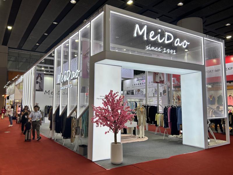 湖北美島服裝的第135屆獲獎廣交會展位設(shè)計搭建圖片