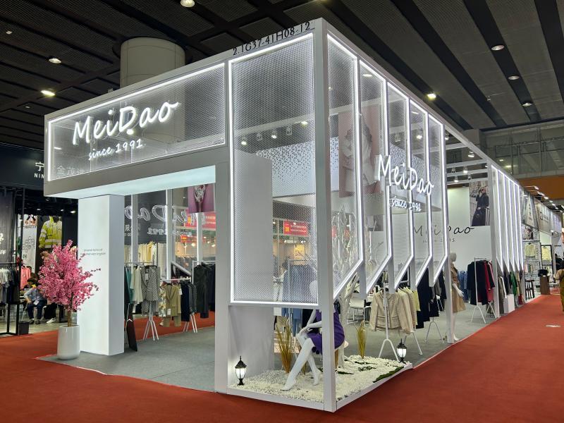美島服裝的第135屆獲獎廣交會展位設(shè)計搭建圖片