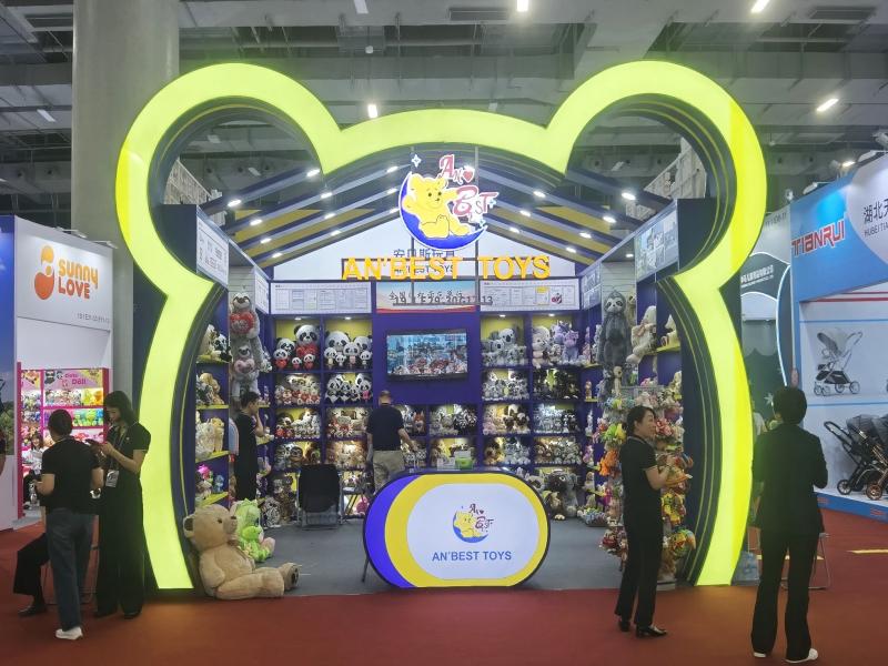 安貝斯玩具的第135屆獲獎廣交會展位設(shè)計搭建圖片