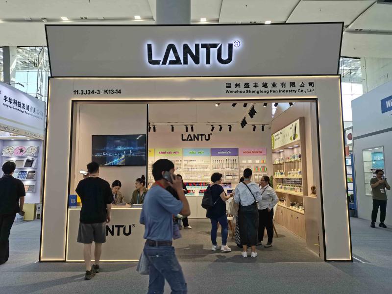 溫州盛豐筆業(yè)有限公司的第136屆獲獎廣交會展位設計搭建圖片