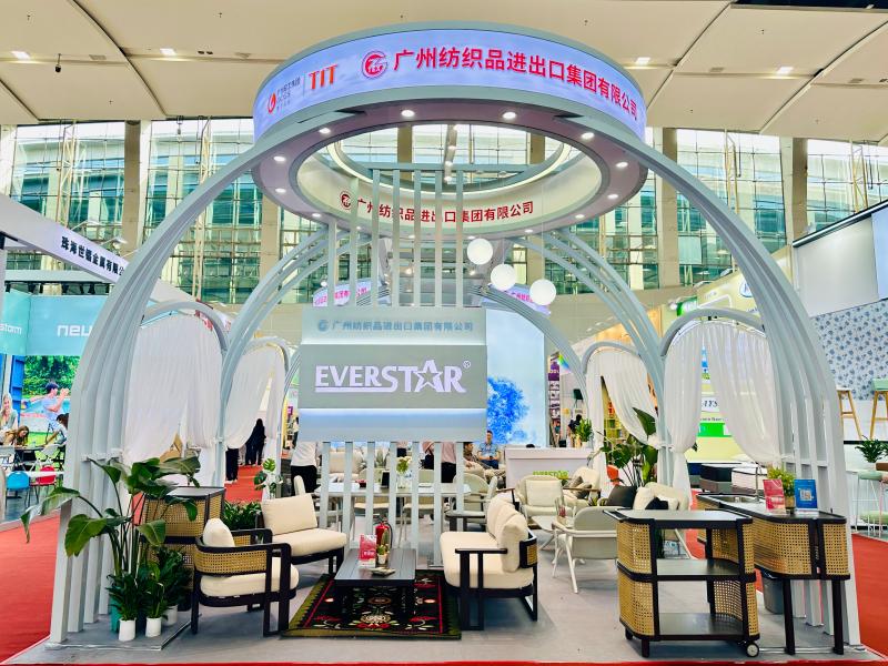 廣州紡織品進出口集團有限公司的第136屆獲獎廣交會展位設計搭建圖片