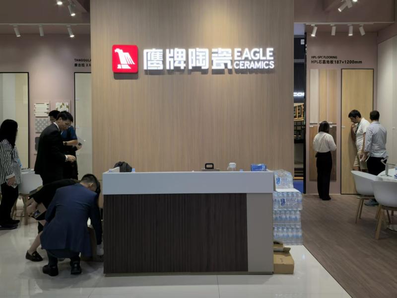 佛山石灣鷹牌陶瓷有限公司的第136屆獲獎廣交會展位搭建圖片