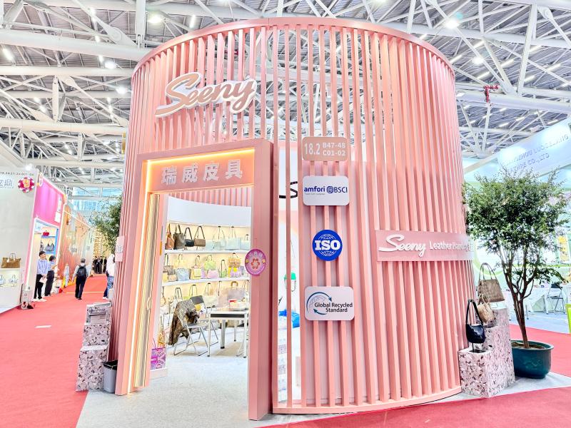 瑞威皮具的第136屆獲獎廣交會展位設計搭建圖片