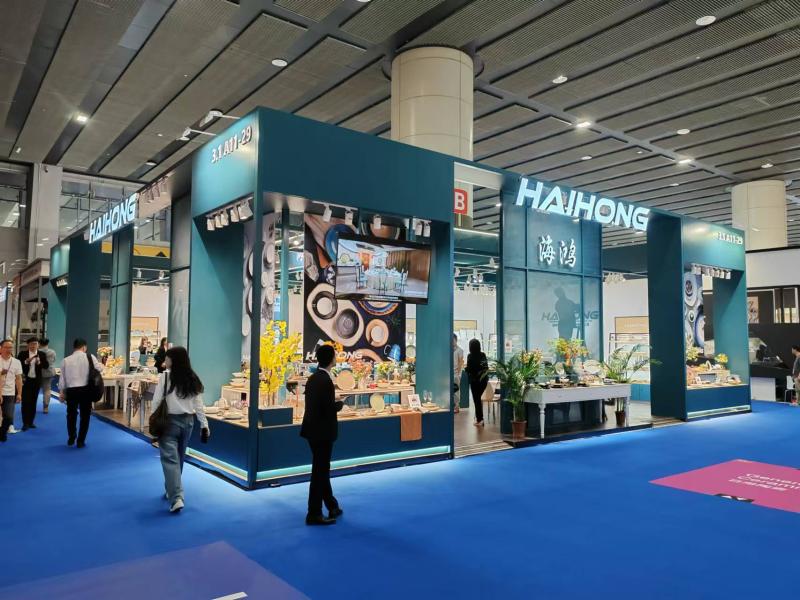 潮州市海鴻陶瓷制作的第136屆獲獎廣交會展位設計搭建圖片