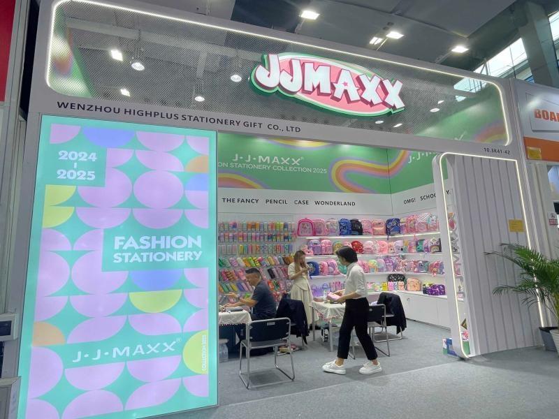 溫州市艾普斯文具禮品的第136屆獲獎廣交會展位設計搭建圖片