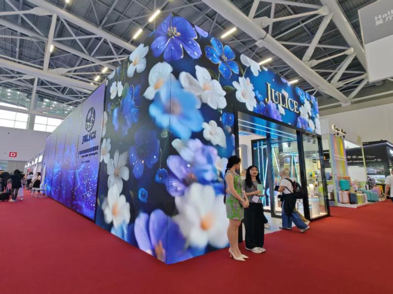 廣州市珺儷偲皮具有限公司的第137屆獲獎廣交會展位設(shè)計裝修圖片