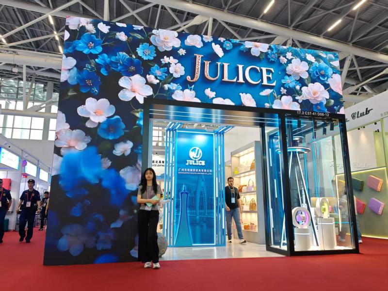 廣州市珺儷偲皮具的第137屆獲獎廣交會展位設(shè)計裝修圖片