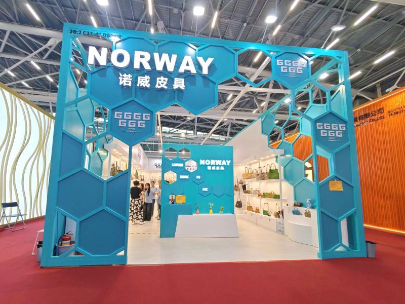 浙江阿波羅運動科技股份有限公司的第137屆獲獎廣交會展位設(shè)計裝修圖片