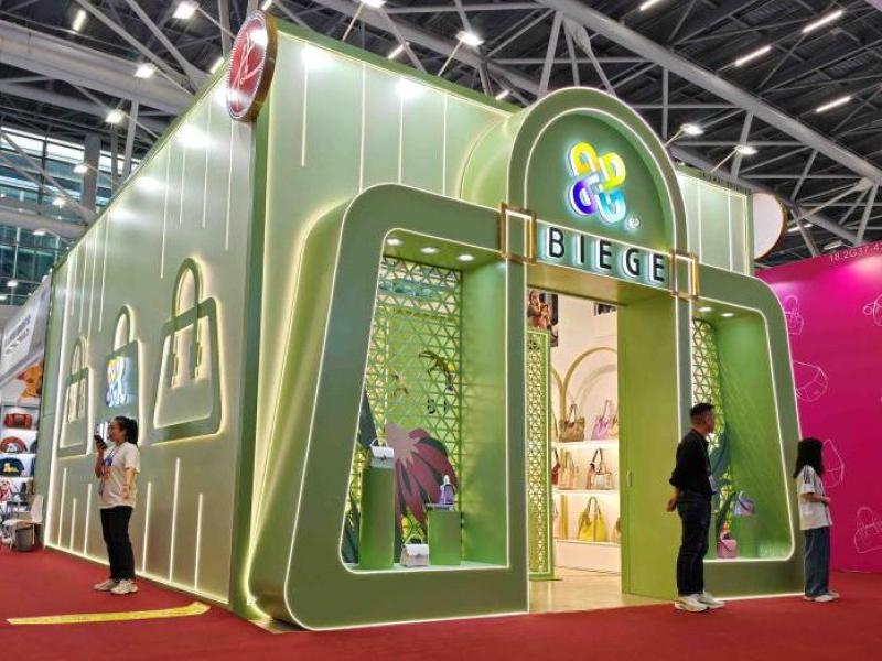 廣州市別格皮具有限公司的第137屆獲獎(jiǎng)廣交會(huì)展位設(shè)計(jì)裝修圖片