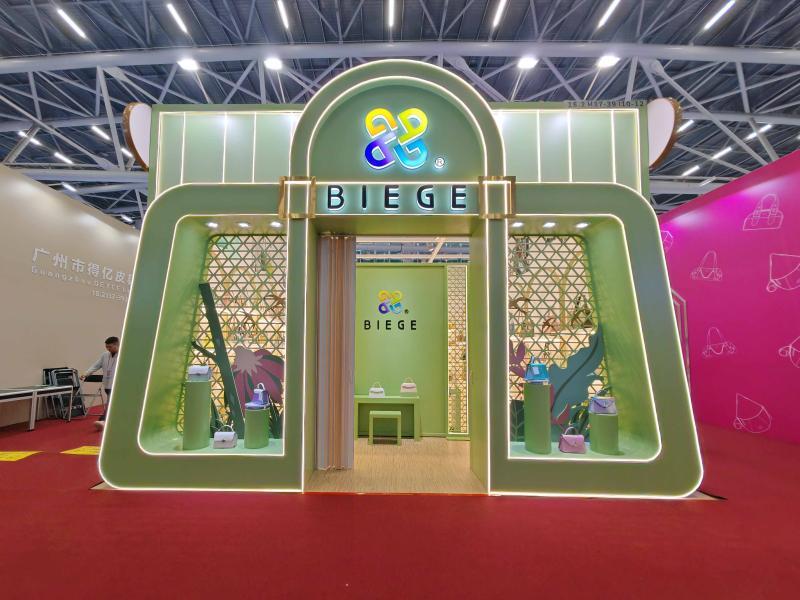 廣州市別格皮具的第137屆獲獎(jiǎng)廣交會(huì)展位設(shè)計(jì)裝修圖片