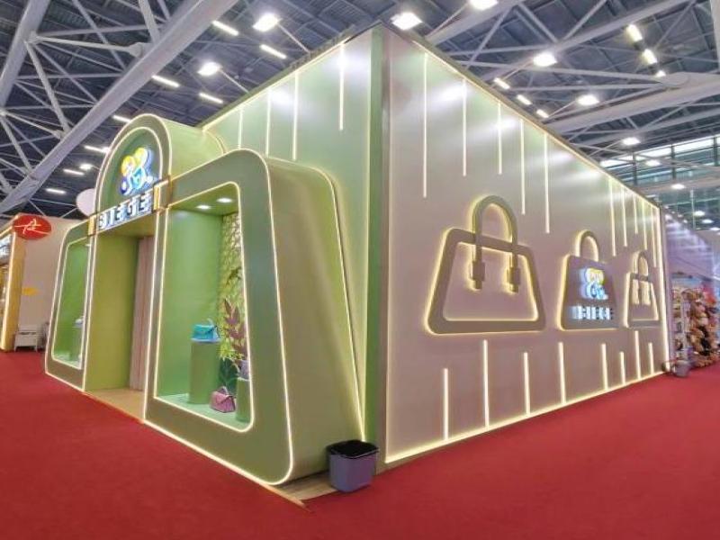 別格皮具的第137屆獲獎(jiǎng)廣交會(huì)展位設(shè)計(jì)裝修圖片