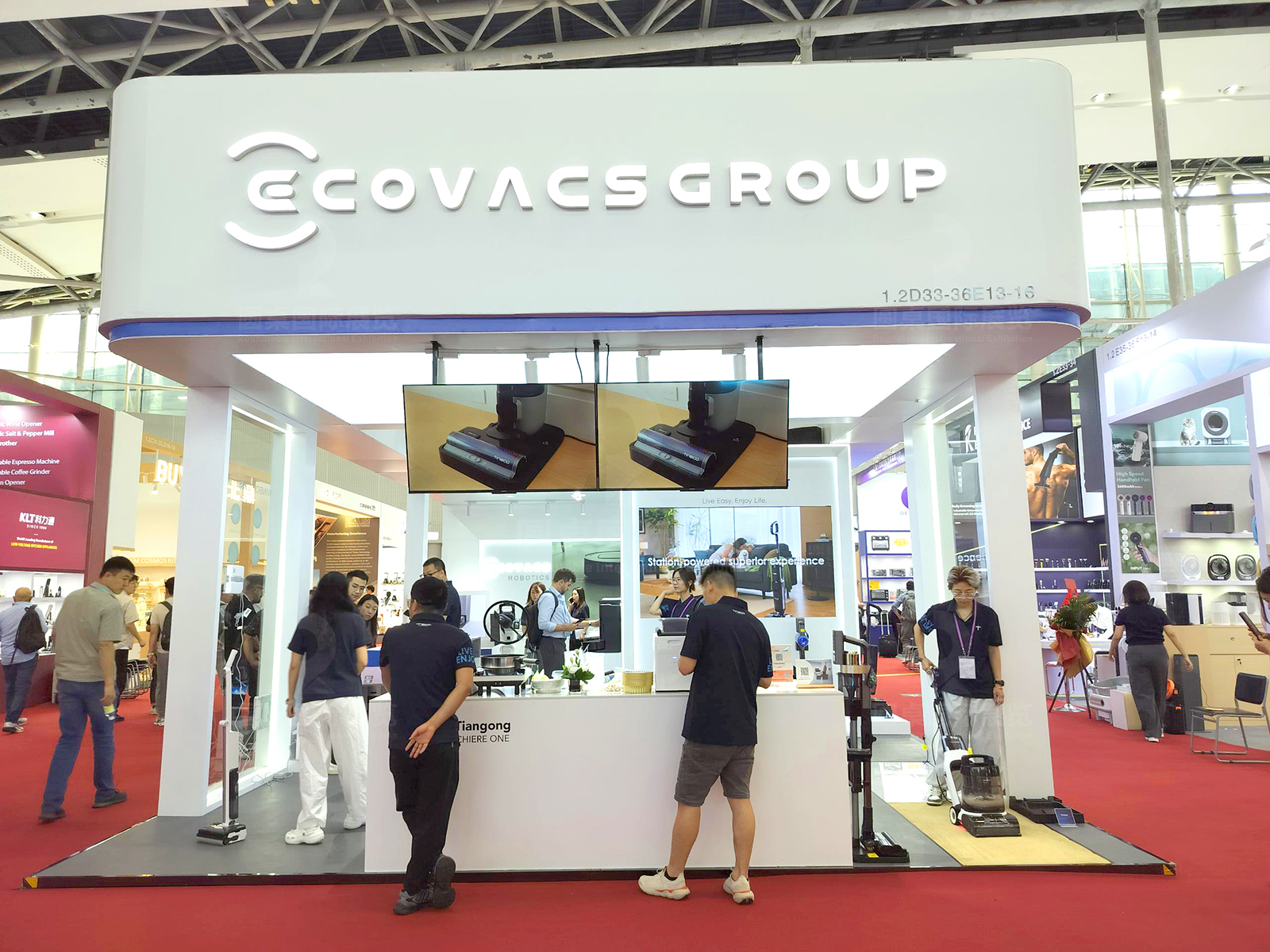 廣交會展臺設(shè)計(jì)現(xiàn)場效果-科沃斯集團(tuán)展臺的正面展示