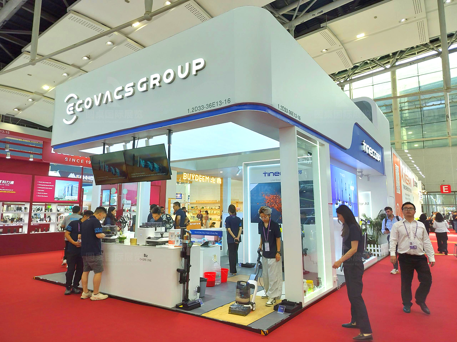 廣交會展臺設(shè)計(jì)現(xiàn)場效果-科沃斯集團(tuán)展臺雙層空間與品牌矩陣展示