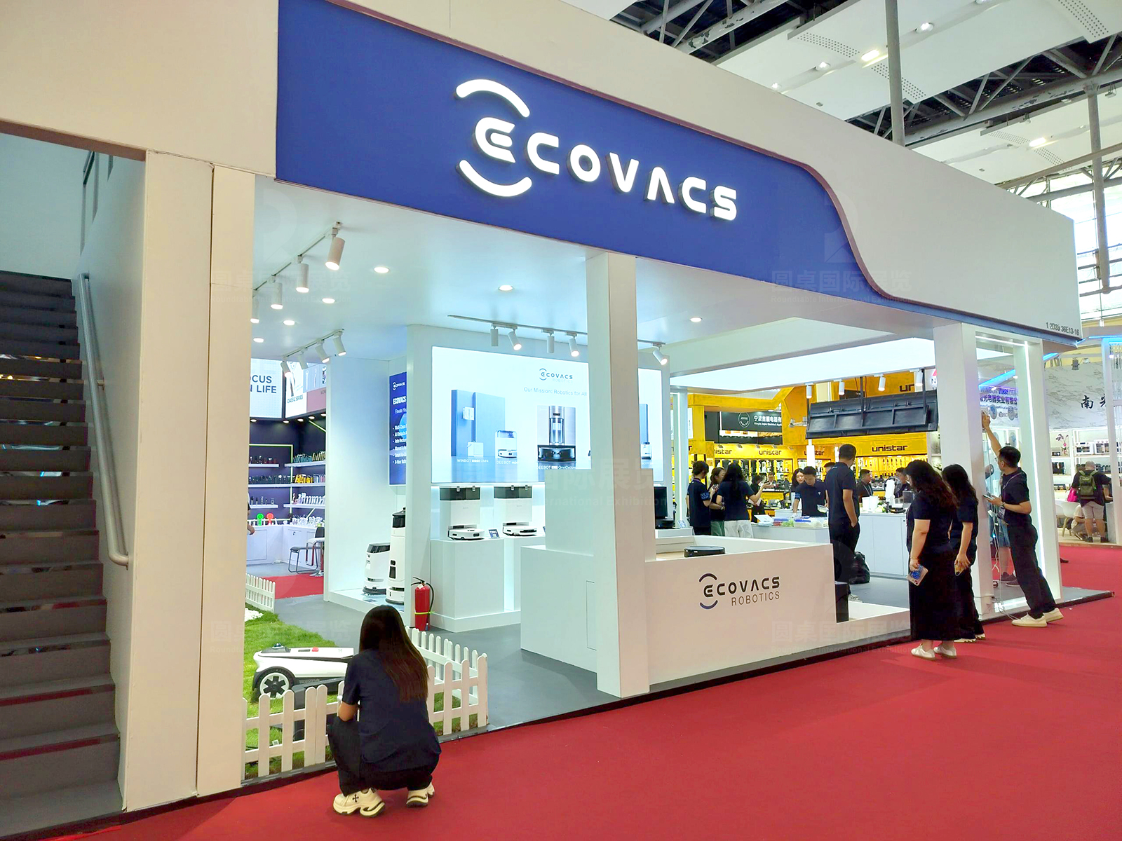 廣交會展臺設(shè)計(jì)現(xiàn)場效果-科沃斯集團(tuán)展臺的側(cè)面展示