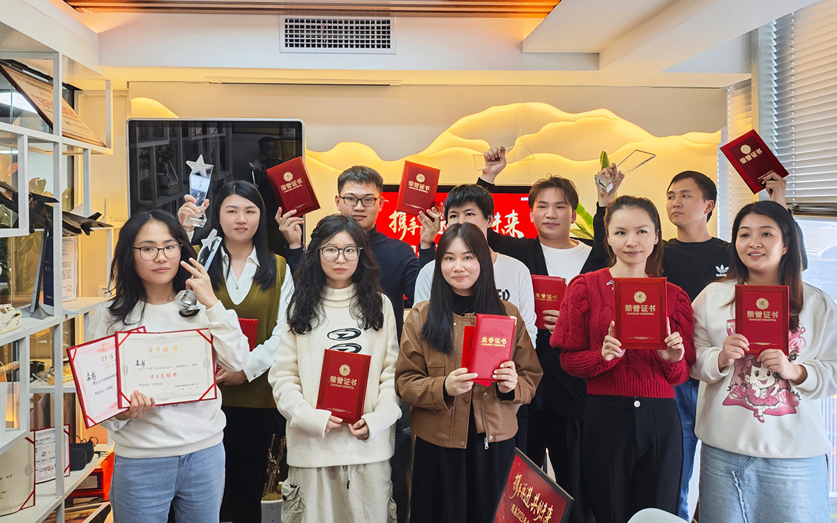 2023年圓桌國(guó)際展覽年終頒獎(jiǎng)典禮的獲獎(jiǎng)核心員工合照