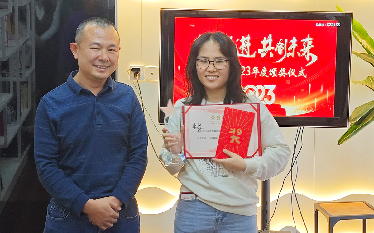 2023年圓桌國(guó)際展覽有限公司老板為李杉女士頒發(fā)獎(jiǎng)勵(lì)