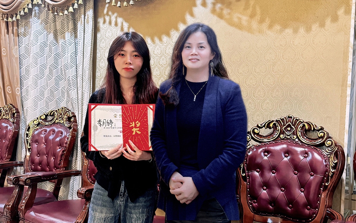 2023年圓桌國(guó)際展覽有限公司老板娘為李月婷女士頒發(fā)獎(jiǎng)勵(lì)