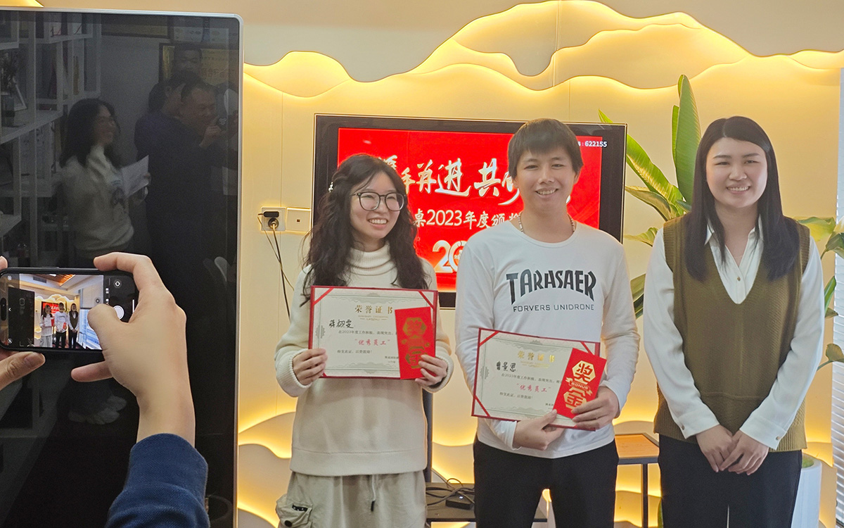 2023年圓桌國(guó)際展覽有限公司領(lǐng)導(dǎo)為蔣栩雯、曹景恩頒發(fā)獎(jiǎng)勵(lì)