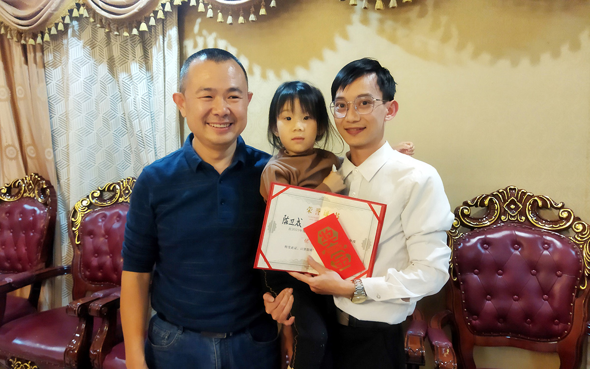 2023年圓桌國(guó)際展覽有限公司老板為陳衛(wèi)成先生頒發(fā)獎(jiǎng)勵(lì)