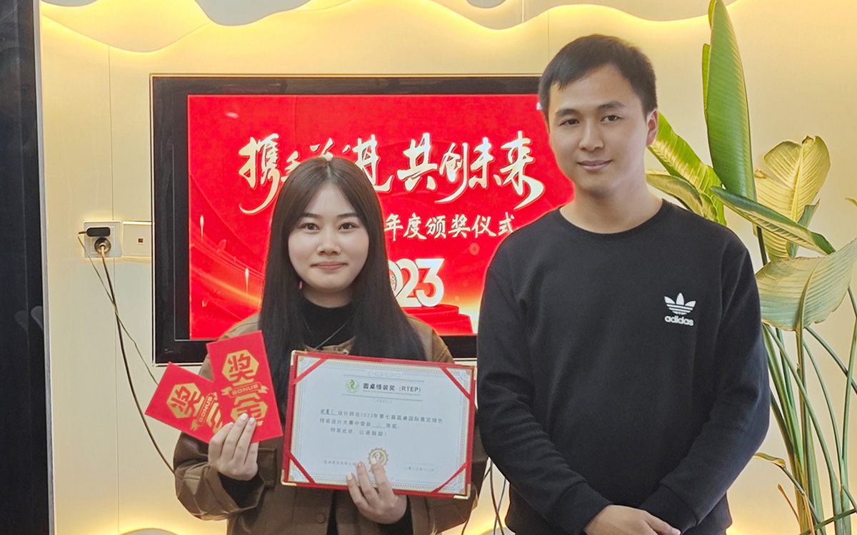 2023年圓桌國(guó)際展覽有限公司領(lǐng)導(dǎo)為謝慧文女士頒發(fā)獎(jiǎng)勵(lì)