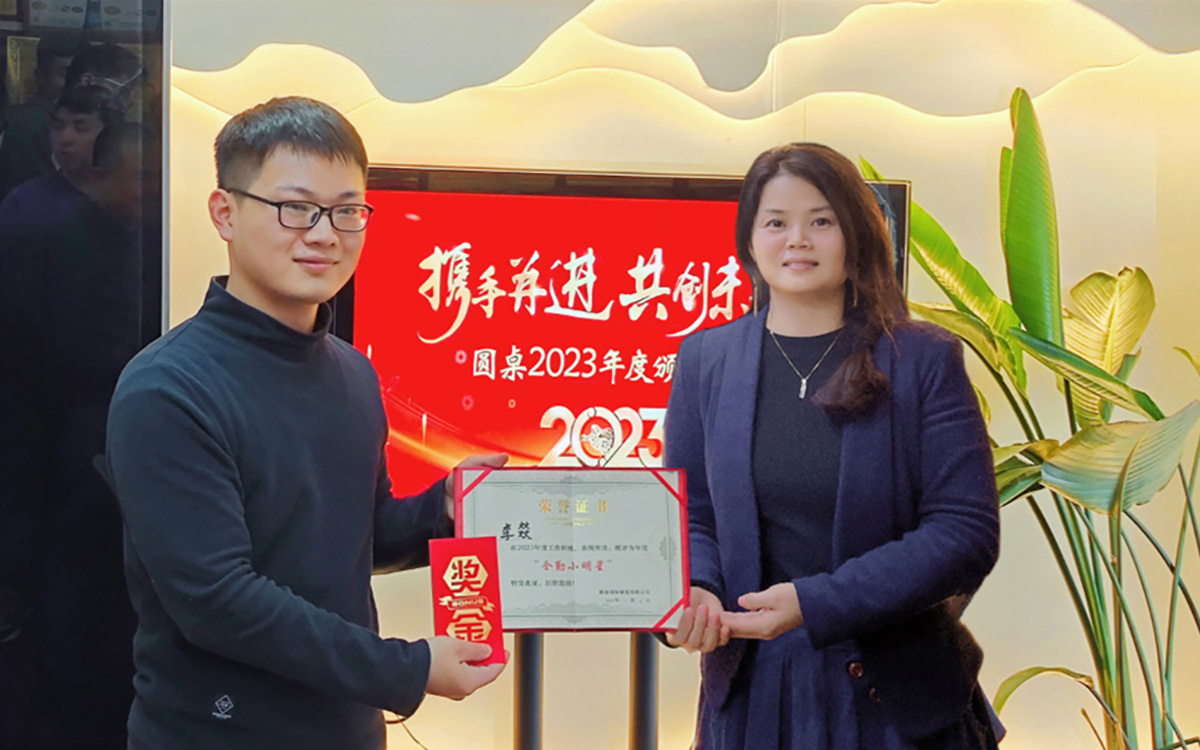 2023年圓桌國(guó)際展覽有限公司老板娘為李燚先生頒發(fā)獎(jiǎng)勵(lì)