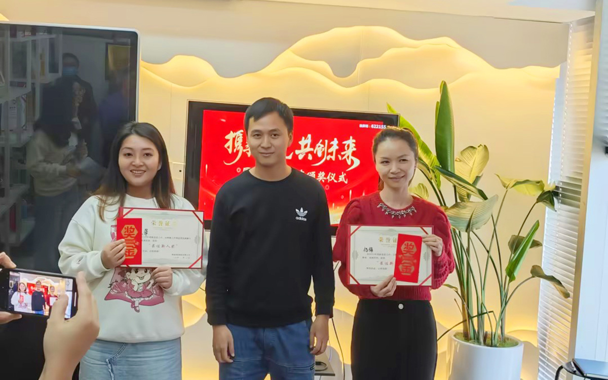 2023年圓桌國(guó)際展覽有限公司領(lǐng)導(dǎo)為廖小翠、楊梅頒發(fā)獎(jiǎng)勵(lì)