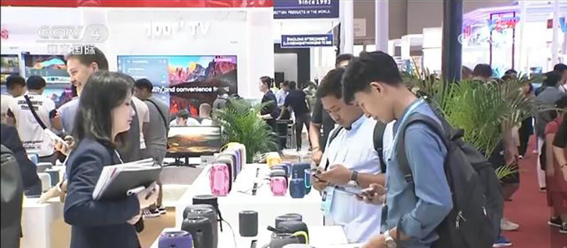 廣交會(huì)采購(gòu)商觀看產(chǎn)品