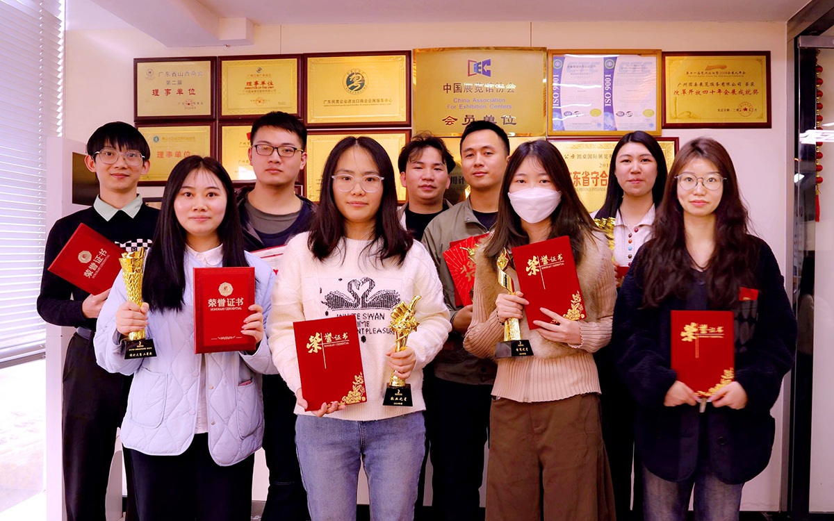 2024年圓桌國(guó)際展覽年終頒獎(jiǎng)典禮的獲獎(jiǎng)核心員工合照