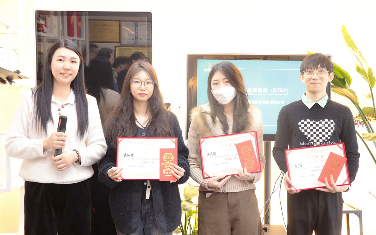 2024年圓桌國(guó)際展覽公司領(lǐng)導(dǎo)為優(yōu)秀員工頒發(fā)獎(jiǎng)勵(lì)