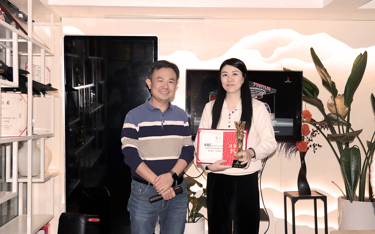 2024年圓桌國(guó)際展覽公司老板為獲獎(jiǎng)員工頒發(fā)獎(jiǎng)勵(lì)