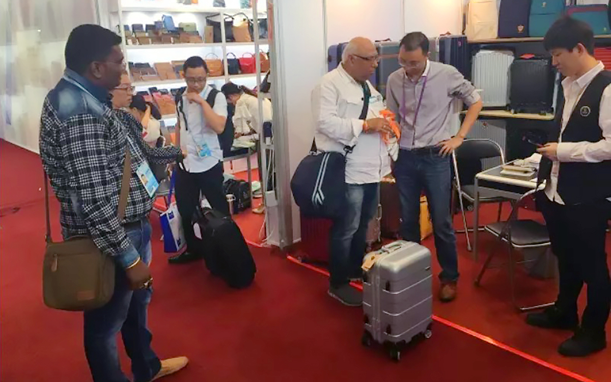 廣交會(huì)攤位設(shè)計(jì)斜坡真相：拉桿箱友好度拉滿，國(guó)際采購(gòu)商居然吃這一套，停留時(shí)長(zhǎng)暴漲