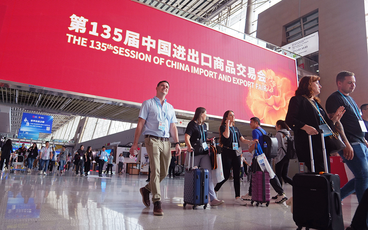 國(guó)際采購(gòu)商拉桿箱逛廣交會(huì)