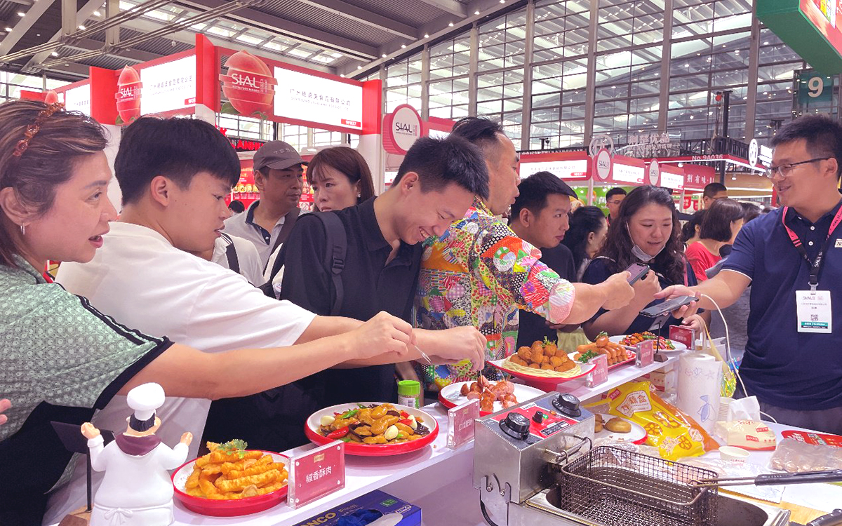 廣州食品展會(huì)的攤位試吃場(chǎng)景