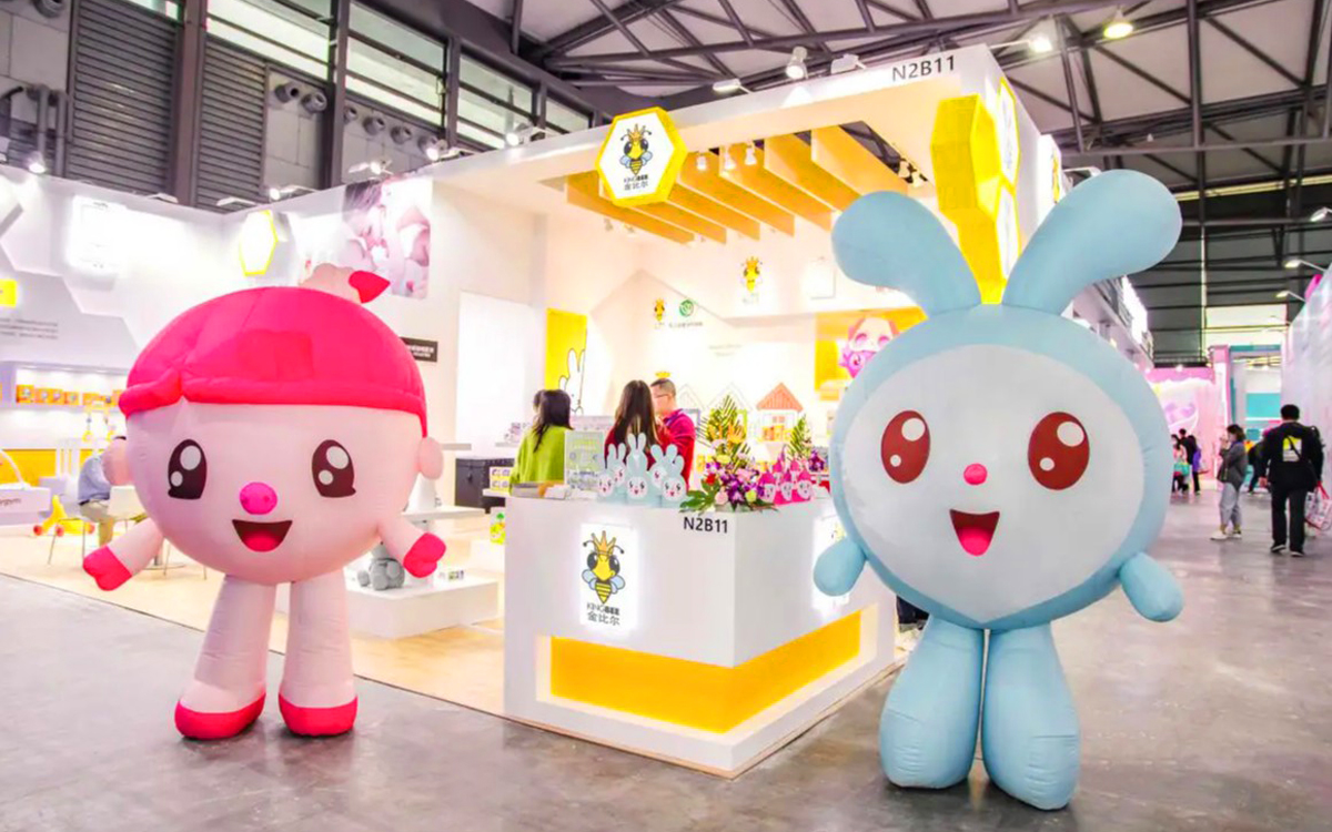 中國(guó)紅通過(guò)國(guó)際展會(huì)設(shè)計(jì)來(lái)傳達(dá)喜慶氛圍