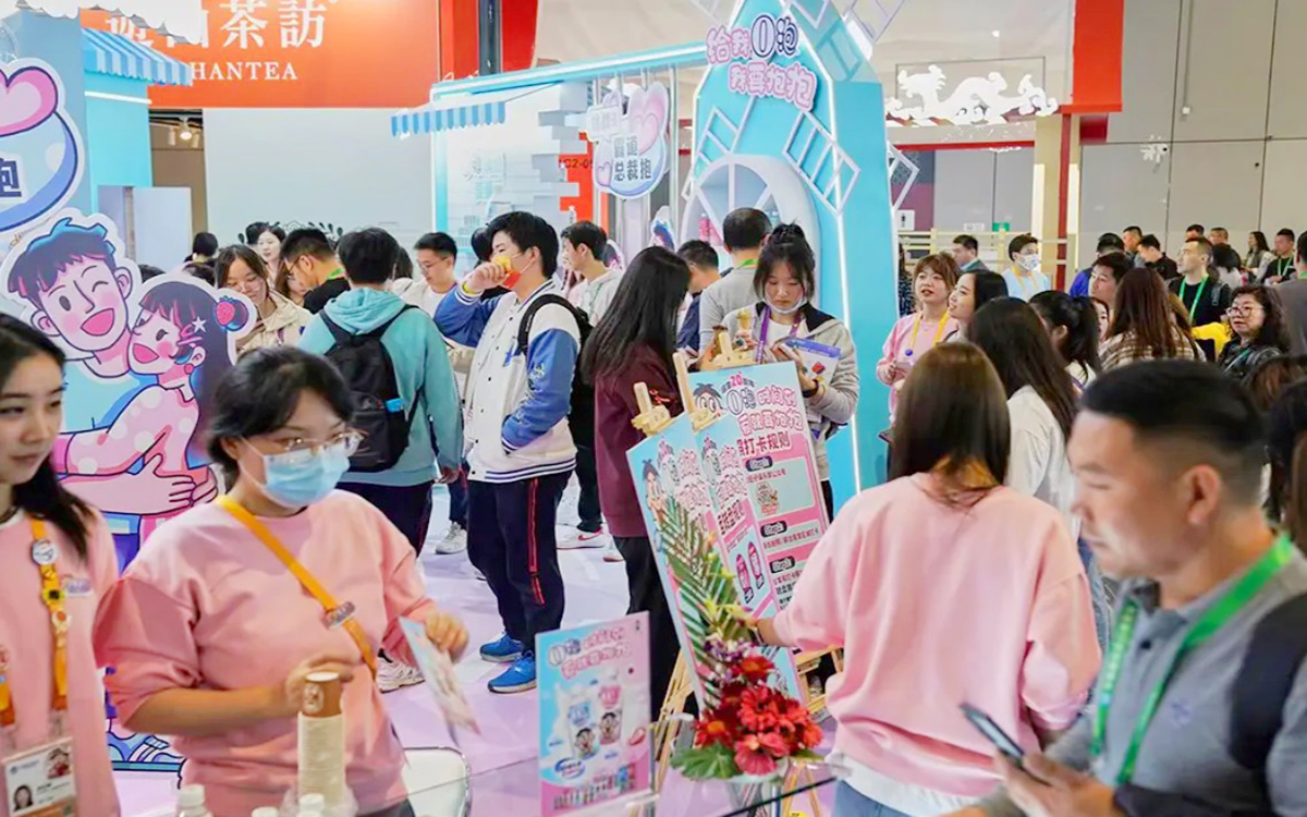 利用色彩搭配提升上海展臺(tái)的情感共鳴：馬卡龍色系觸發(fā)青春共鳴