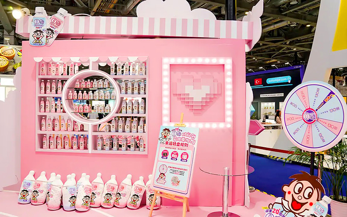 旺旺O泡的上海進(jìn)博會(huì)展臺(tái)用色彩區(qū)分功能區(qū)