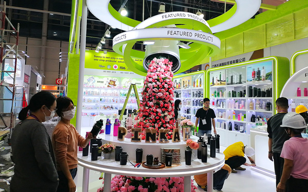 花藝裝置點(diǎn)綴廣交會(huì)攤位裝修：打造差異化展示空間