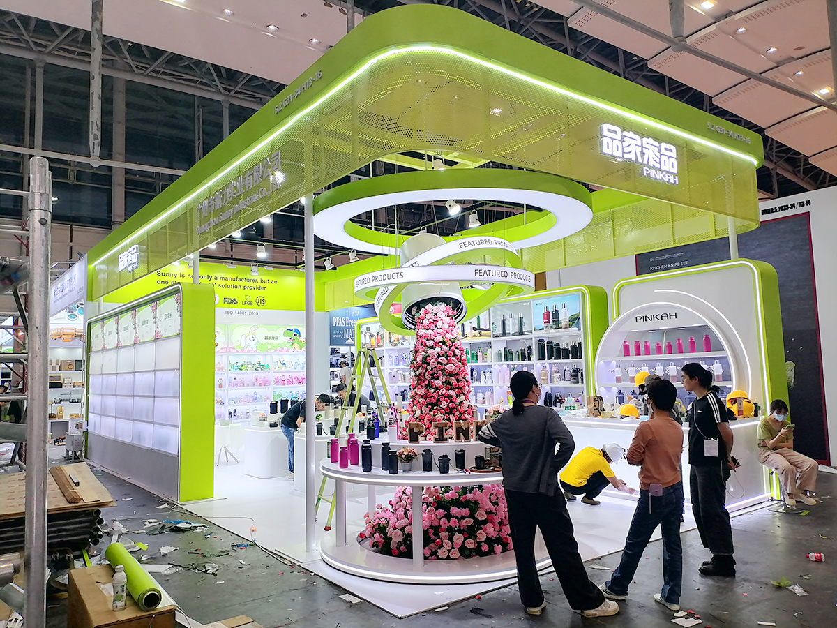 花藝裝置點(diǎn)綴廣交會(huì)攤位裝修：打造差異化展示空間