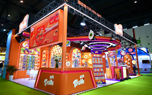 在糖酒會展位布置中，如何運用色彩共鳴吸引顧客？